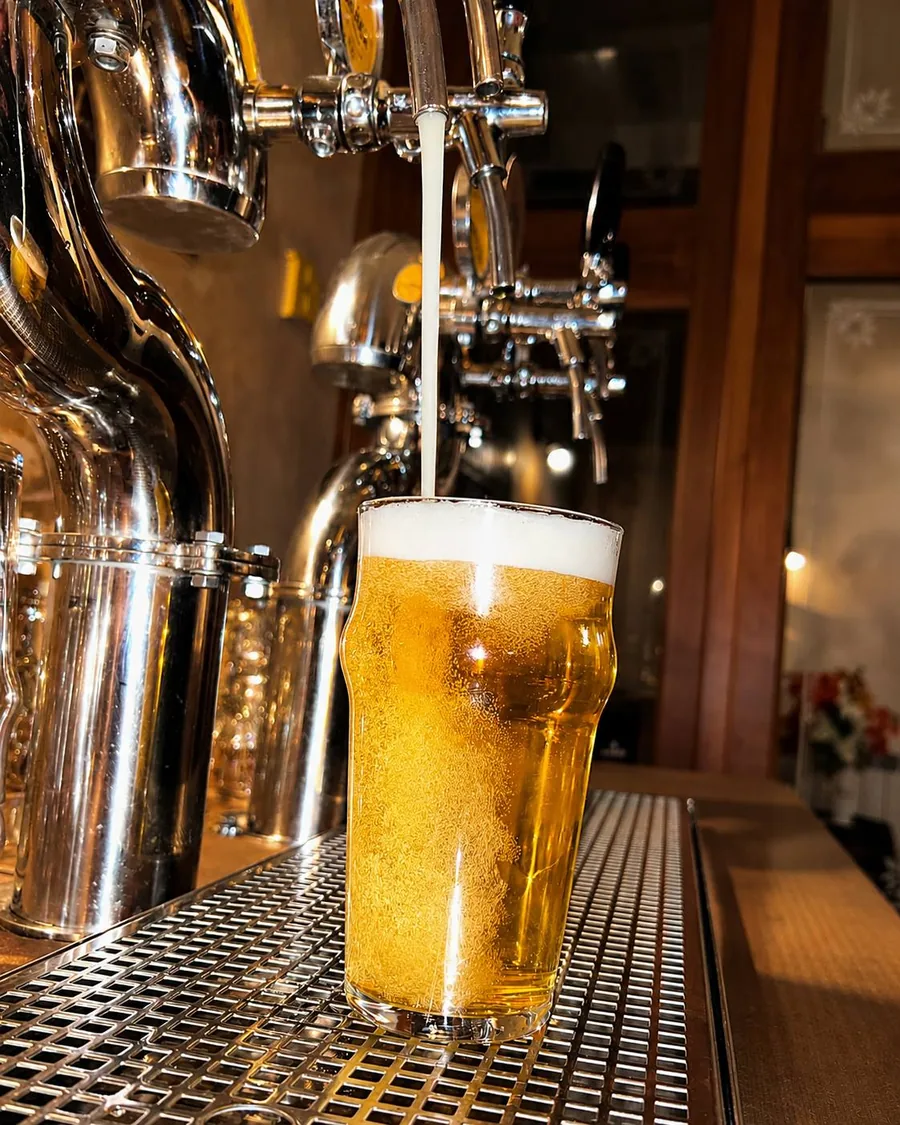 Birra artigianale spillata al bancone dell'Osteria Il Ganascino.