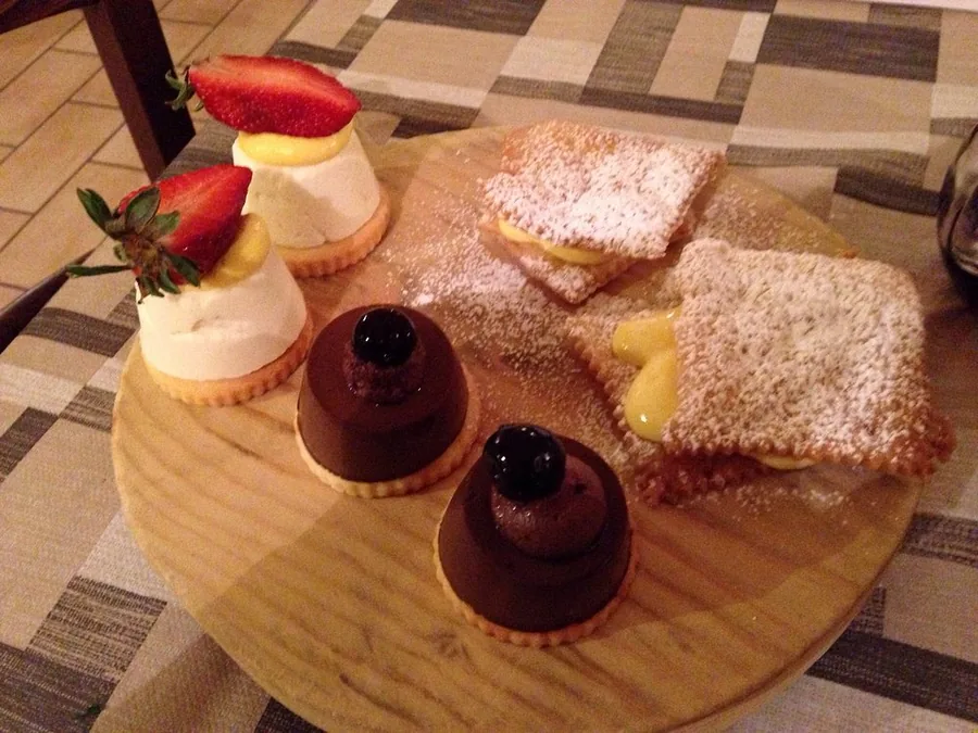 Crostatine e millefoglie servite su tagliere all'Osteria Il Ganascino.